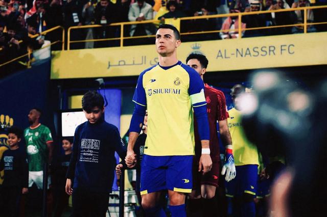 米兰真人-C罗重返赛场，重要助攻首场状态出色，西班牙队观众沸腾！